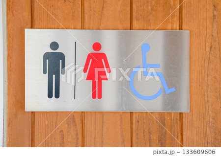 公共男女トイレの標識 133609606