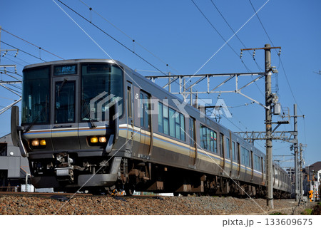 東海道線を走る223系新快速電車 133609675