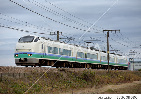 信越本線を走るE653系特急しらゆき2号 133609680