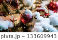 クリスマスのオーナメントと雪の背景 133609943