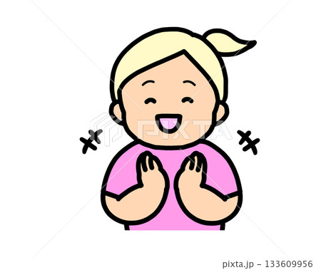 拍手する　金髪の女の子 133609956