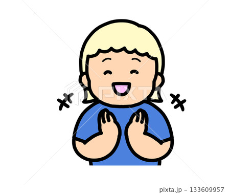 拍手する　金髪の女の子 133609957