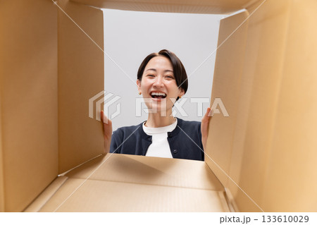ダンボールを覗く女性　笑顔 133610029
