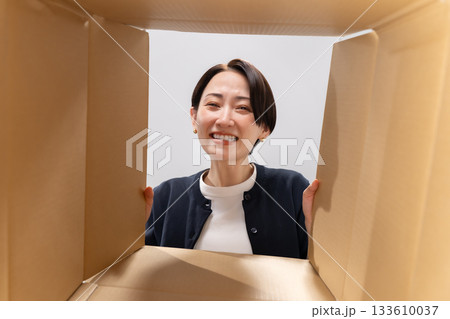 ダンボールを覗く女性　笑顔 133610037