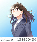 空の透き通った青い背景に上を見上げる女性就活生・OLのイラスト【紺色スーツ】 空の透き通った青い背景に上を見上げる女性就活生・OLのイラスト【紺色スーツ】 133610430