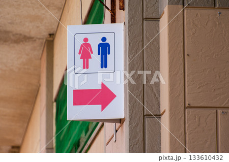 公共男女トイレの標識 133610432