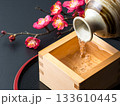 枡に注がれる日本酒と梅の花の静物 133610445