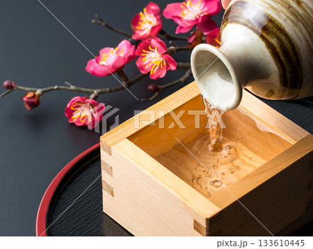 枡に注がれる日本酒と梅の花の静物 枡に注がれる日本酒と梅の花の静物 133610445