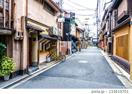 冬の祇園の街並みの風景1　京都府京都市東山区 133610701