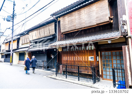 冬の祇園の街並みの風景2　京都府京都市東山区 133610702