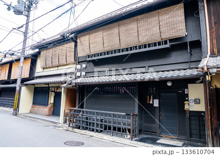 冬の祇園の街並みの風景4　京都府京都市東山区 133610704
