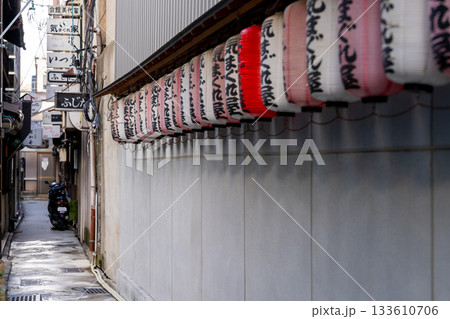 冬の祇園の街並み　路地の風景1　京都府京都市東山区 133610706