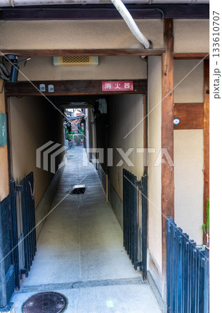 冬の祇園の街並み 路地の風景2 京都府京都市東山区 冬の祇園の街並み 路地の風景2 京都府京都市東山区 133610707