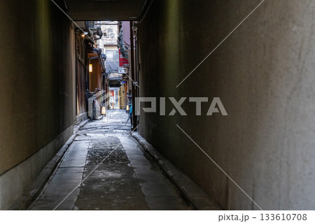 冬の祇園の街並み　路地の風景3　京都府京都市東山区 133610708