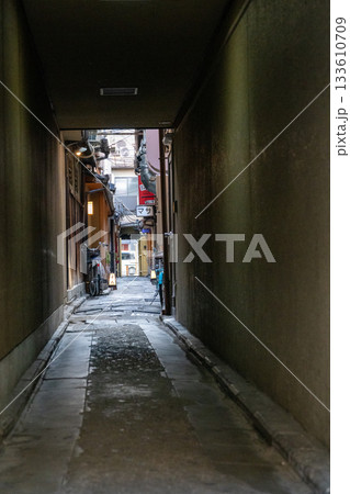 冬の祇園の街並み　路地の風景4　京都府京都市東山区 133610709