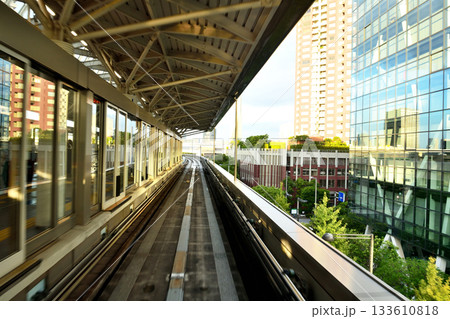 ゆりかもめが駅を出発して高所を走る 133610818