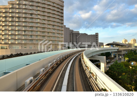 ゆりかもめが駅を出発して高所を走る ゆりかもめが駅を出発して高所を走る 133610820
