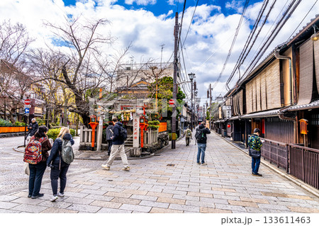 【重要伝統的建造物群保存地区】祇園新橋　冬の街並みの風景1　京都府京都市東山区 133611463