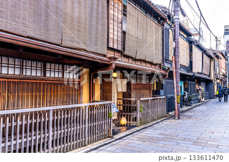 【重要伝統的建造物群保存地区】祇園新橋 冬の街並みの風景4 京都府京都市東山区 【重要伝統的建造物群保存地区】祇園新橋 冬の街並みの風景4 京都府京都市東山区 133611470