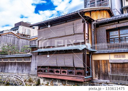 【重要伝統的建造物群保存地区】祇園新橋　冬の白川沿いの街並みの風景　京都府京都市東山区 133611475