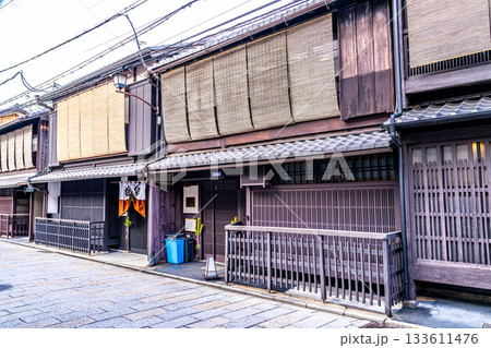 【重要伝統的建造物群保存地区】祇園新橋　冬の街並みの風景6　京都府京都市東山区 133611476