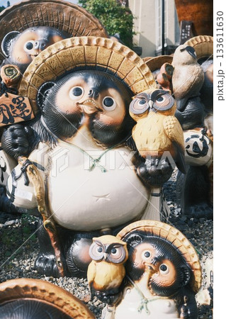 信楽焼のたぬき 133611630