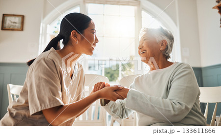 介護スタッフが高齢女性と笑顔で向き合い心を通わせる温かなケアの瞬間 介護スタッフが高齢女性と笑顔で向き合い心を通わせる温かなケアの瞬間 133611866