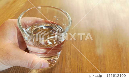 コップ一杯の水(右余白) コップ一杯の水(右余白) 133612100