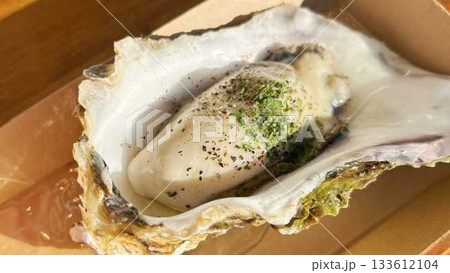 殻付きの蒸し牡蠣 133612104