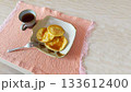 パンケーキとコーヒーのテーブル（右余白） 133612400