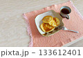 パンケーキとコーヒーのテーブル（左余白） 133612401