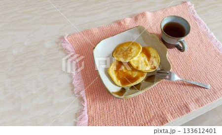パンケーキとコーヒーのテーブル(左余白) パンケーキとコーヒーのテーブル(左余白) 133612401