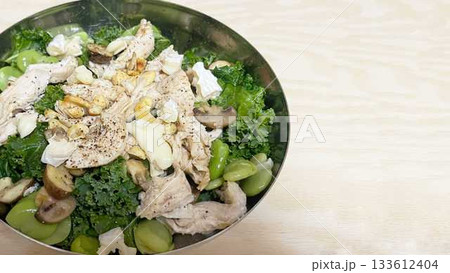 豆とケールと鶏の高蛋白サラダ（右余白） 133612404