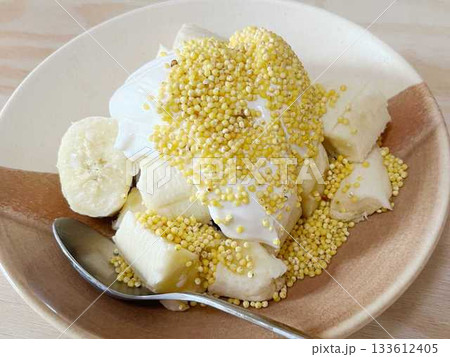 ライスパフのかかったバナナヨーグルト 133612405