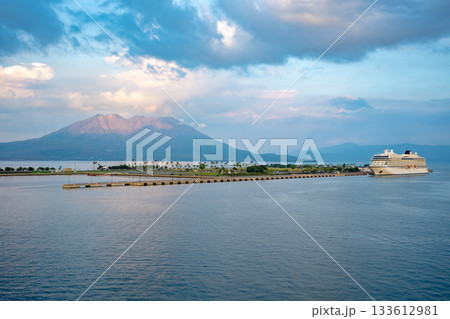 桜島とマリンポートかごしまの夕景 133612981