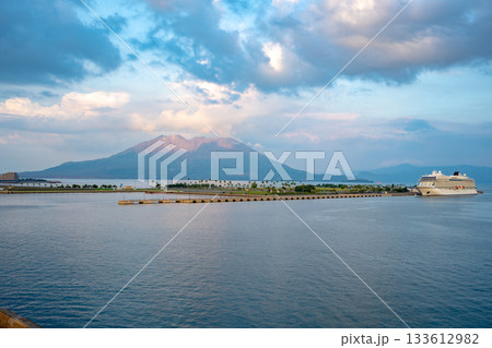 桜島とマリンポートかごしまの夕景 133612982