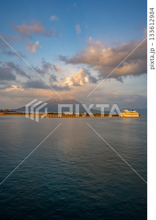 桜島とマリンポートかごしまの夕景 桜島とマリンポートかごしまの夕景 133612984