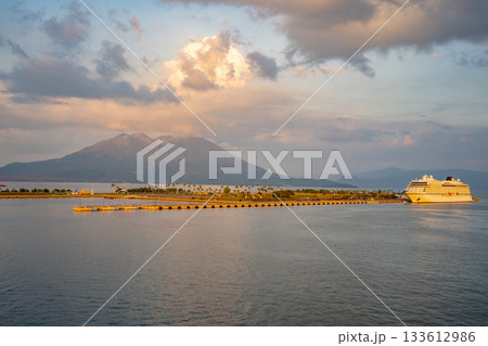 桜島とマリンポートかごしまの夕景 桜島とマリンポートかごしまの夕景 133612986