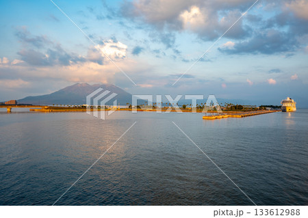 桜島とマリンポートかごしまの夕景 桜島とマリンポートかごしまの夕景 133612988