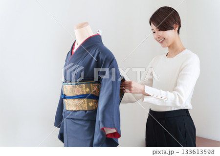 着物の着付けの練習をする女性 着物の着付けの練習をする女性 133613598