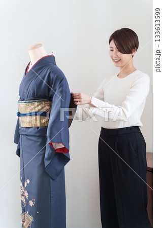 着物の着付けの練習をする女性 着物の着付けの練習をする女性 133613599