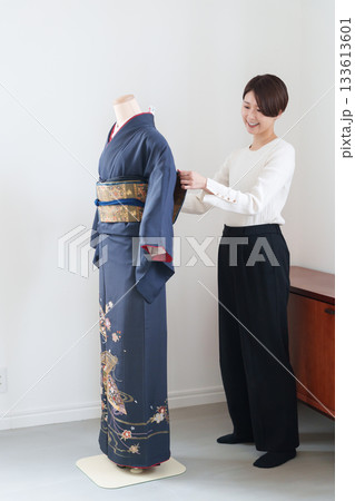 着物の着付けの練習をする女性 133613601