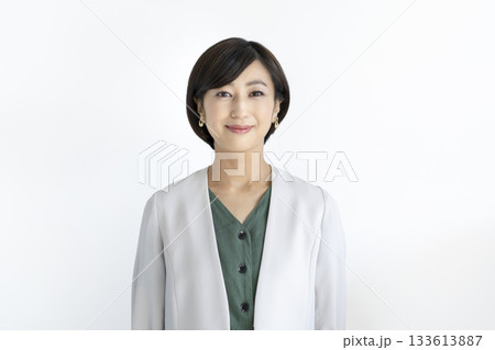 カメラ目線で微笑む30代のビジネスウーマン ポートレート カメラ目線で微笑む30代のビジネスウーマン ポートレート 133613887