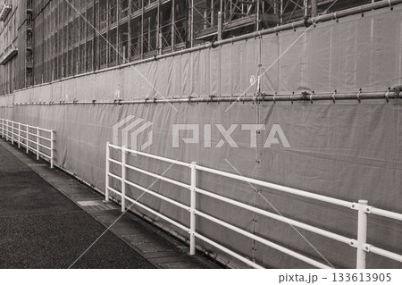 単管シートに囲まれた建設現場 133613905