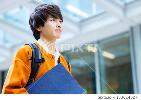 青いファイルを持つ大学生 青いファイルを持つ大学生 133614027