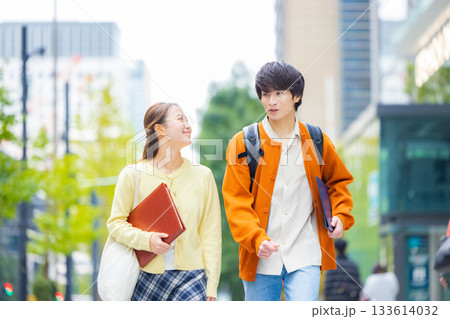 大学生　男女 133614032