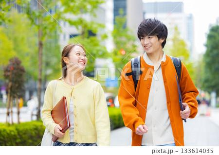 大学生　男女 133614035