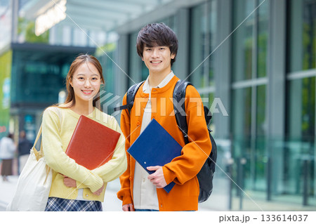 大学生　男女 133614037