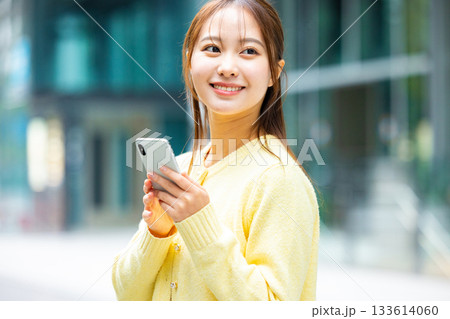 スマホを持つ女性 スマホを持つ女性 133614060