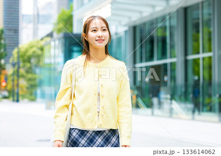 街を歩く若い女性 133614062